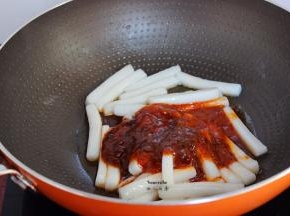 加入香辣炒拌酱，翻炒均匀；