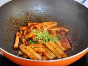 放香菜，炒均即可