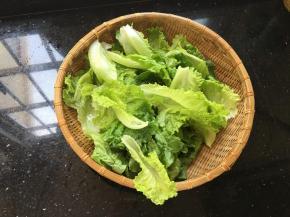 生菜洗净沥水备用