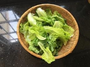 生菜洗净沥水备用
