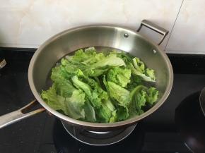 锅里注入清水烧沸之后加一勺盐，加入洗净的生菜，开起大火大概十秒就可以赶紧捞出来了