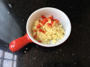 大蒜切沫儿，小米椒切圈待用