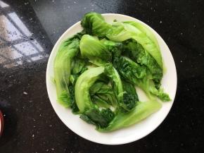 准备一个盘子，捞出的生菜马上散开晾凉热气，可以用风扇吹吹