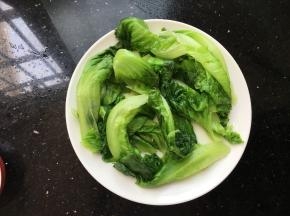 准备一个盘子，捞出的生菜马上散开晾凉热气，可以用风扇吹吹