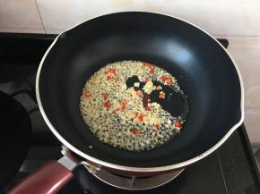 热锅凉油加入大蒜沫和小米圈圈，改成最小火烹饪出大蒜和小米椒的香味