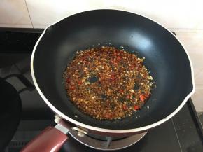 加入生抽和耗油，耗油可以适当多加些，增加浓稠感