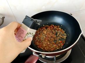 加些白胡椒粉，提香作用的，差不多出香味就关火了