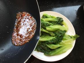 直接淋在生菜上面