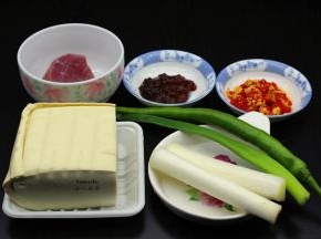 准备食材：西王花生油、豆腐、猪瘦肉、大蒜、青辣椒、红辣椒酱、黄豆酱等；