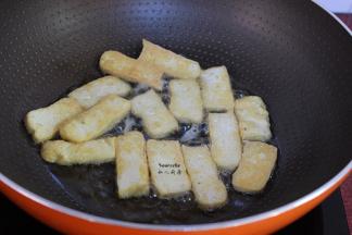 热锅，倒油，放入豆腐，小火煎至微黄，翻转另一面，继续煎至微黄即可；