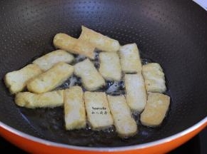 热锅，倒油，放入豆腐，小火煎至微黄，翻转另一面，继续煎至微黄即可；