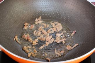 猪瘦肉，洗净，切丝，爆炒瘦肉丝，六成熟起锅；