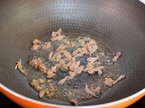 猪瘦肉，洗净，切丝，爆炒瘦肉丝，六成熟起锅；