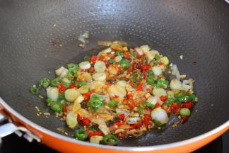 青辣椒、红辣椒酱、大蒜、生姜末、蒜末、黄豆酱、香醋、生抽，一起炒出香味；