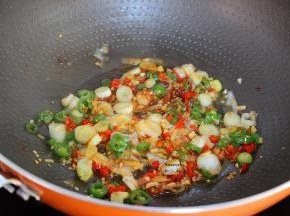 青辣椒、红辣椒酱、大蒜、生姜末、蒜末、黄豆酱、香醋、生抽，一起炒出香味；