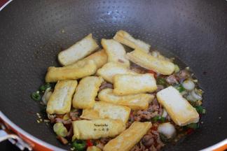加入炒好的瘦肉丝、煎好的豆腐入锅；