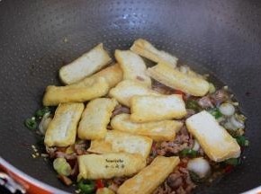 加入炒好的瘦肉丝、煎好的豆腐入锅；