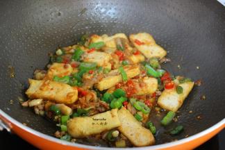 生粉加清水拌均，入锅勾芡，放盐、大蒜叶，收汁即可。