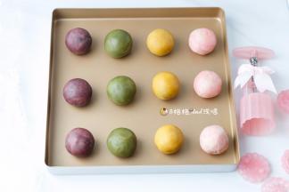 3 用桃山皮包好馅料，滚圆，即为单色桃山皮月饼
