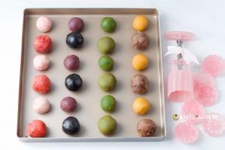 2 把桃山皮称重20克份，馅料分成30克一份