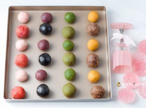 2 把桃山皮称重20克份，馅料分成30克一份