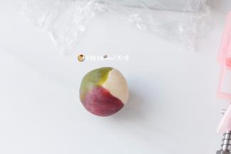 6包好馅料，滚圆，漂亮的一面朝上