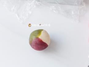6包好馅料，滚圆，漂亮的一面朝上