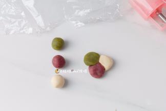 4 也可以取不同颜色桃山皮一起称重，多色叠加在一起，作为多彩饼皮