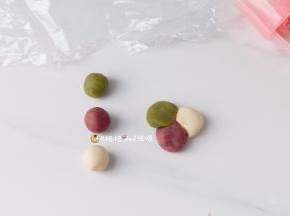 4 也可以取不同颜色桃山皮一起称重，多色叠加在一起，作为多彩饼皮