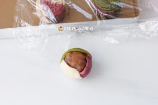 5 把桃山皮按压成中间厚，四周薄的饼皮，放入内陷