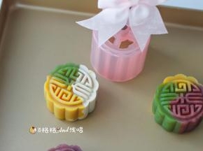 7 把包好的圆饼胚放入学厨月饼模具里，
漂亮的一面朝里，收口朝外，用手轻轻按压平整，把模具扣在烤盘上，轻压挤出月饼
