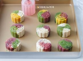 9 全部压好的月饼轻轻喷上一点水，放入预热好的烤箱160度中层上下火烘烤12分钟
（不需要上色）。