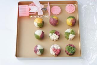 8 依次压好其他的月饼