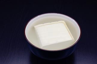 豆腐用盐水浸泡一下，捞出，切块；