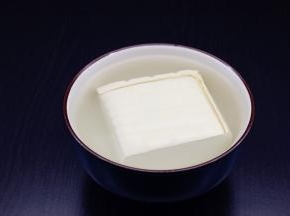 豆腐用盐水浸泡一下，捞出，切块；