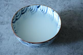 2.将5g石灰加入200g凉开水中，用筷子搅动混合均匀，静置备用。