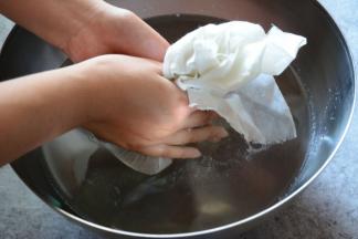 3.纱布袋提前洗干净，将50g冰粉籽装入纱布袋中，将纱布袋收口收紧，捆好。然后将整个纱布袋都浸在1750g凉开水中，反复搓揉，直至不吐浆为止。