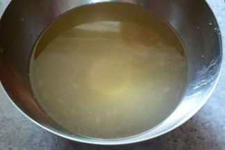 4.将石灰水倒入搓好的冰粉中，轻轻搅动混合均匀，放进冰箱冷藏半小时以上。注意，不要倒入石灰，只需要适量的澄清石灰水。