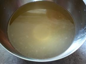 4.将石灰水倒入搓好的冰粉中，轻轻搅动混合均匀，放进冰箱冷藏半小时以上。注意，不要倒入石灰，只需要适量的澄清石灰水。