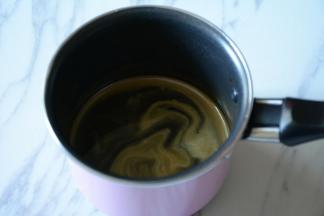 加入少量的水，小火加热至沸腾浓稠，放凉备用。