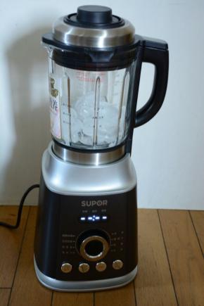 冰块放入破壁机选择沙冰功能，打成沙冰。