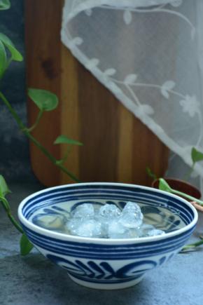 将沙冰加入冰粉中。