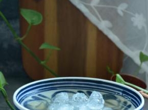 将沙冰加入冰粉中。