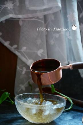 淋上红糖汁，加入熟花生碎和葡萄干就可以美美的吃上了。