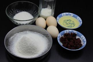 准备食材：低筋粉、浓椰浆、鸡蛋、白砂糖、玉米油、蔓越莓干；