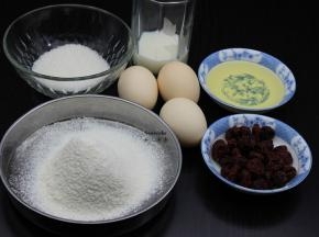 准备食材：低筋粉、浓椰浆、鸡蛋、白砂糖、玉米油、蔓越莓干；