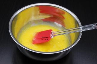 制作蛋黄糊：蛋黄加白砂糖拌均，再加玉米油拌均；