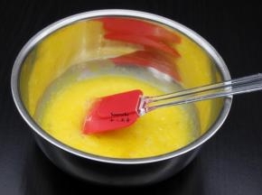 制作蛋黄糊：蛋黄加白砂糖拌均，再加玉米油拌均；