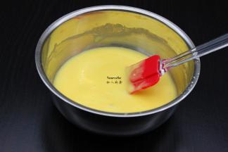 低筋粉过刷，加入继续拌均；