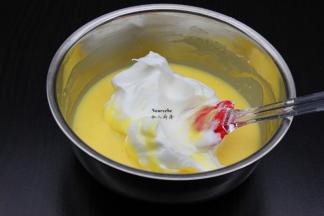 取1/3蛋白糊加入蛋黄糊拌均，再把剩余的蛋白糊加入拌均；